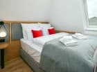 Deluxe Queen Size ma 2-osobową sypialnię oraz rozkładaną sofę