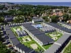 Na terenie resortu mieści się kilka placów zabaw