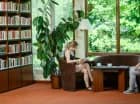 W hotelowym lobby można zrelaksować się przy książce i kawie