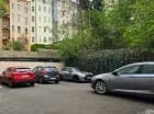 Są także miejsca parkingowe na dziedzińcu