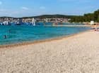 Przy plaży jest wodny plac zabaw/aquapark