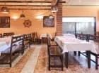 Na terenie ośrodka mieści się restauracja utrzymana w morskim klimacie