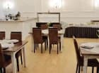 W obiekcie znajduje się jasna sala restauracyjna