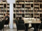 W kawiarni można skorzystać z bogatej biblioteczki