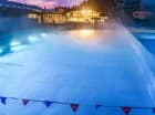 Temperatura wody wynosi od 28 do 38°C, co pozwala na kąpiel przez cały rok