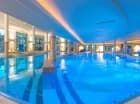 Hotel posiada basen pływacko-rekreacyjny z atrakcjami wodnymi i strefą zabaw
