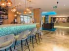 W hotelu mieści się także kawiarnia, wieczorem zamieniająca się w drink bar