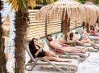 Wokół zewnętrznego hotelu ustawiono leżaki