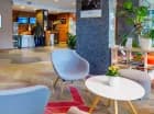 W hotelowym lobby wstawiono lekkie meble kontrastujące z bryłą budynku