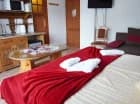 Każdy apartament posiada aneks kuchenny z lodówką, zlewem i mikrofalówką