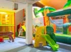 Dla dzieci przygotowano salę zabaw, małpi gaj, zewnętrzny plac zabaw