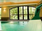 Goście mogą korzystać m.in. z basenu z jacuzzi i przeciwprądem i strefy saun