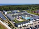 Kompleks składa się z apartamentów i domków, ma własny parking