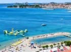 Plaża oferuje wodne atrakcje oraz widok na marinę i centrum miasteczka