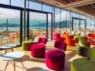 Otwarta przestrzeń restauracji i nowoczesny design na tle jeziora