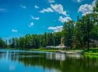 Otoczenie natury i jezioro wprowadzają relaksujący klimat