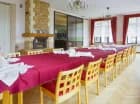 W hotelu mieści się duża sala jadalna, gdzie podawane są posiłki