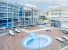 Balkony wychodzą na teren hotelu