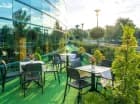 Restauracja oferuje atrakcyjny taras z widokiem na rzekę