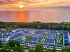 To duży rodzinny resort z mnóstwem atrakcji dla najmłodszych gości
