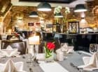 Dwie sale restauracyjne zapewniają komfort spożywania posiłków