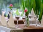 Przestronna restauracja serwuje różnorodne dania z bogatymi dodatkami