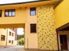 Na ścianie hotelu urządzono ściankę wspinaczkową