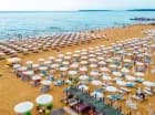 Miejsca dla gości wskazują parasole z logo MPM Hotels