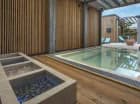 Jedną z atrakcji jest stylowe zewnętrzne jacuzzi