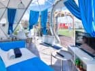 W salonie mieści się rozkładana sofa i aneks kuchenny