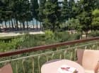 Balkon z widokiem na śródziemnomorską roślinność i morze