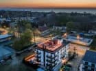 Na dachu hotelu urządzono słoneczny taras ze wspaniałym widokiem