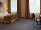 W hotelu znajduje się ponad sto przestronnych pokoi z dostępem do wifi