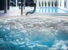 Z basenem sąsiaduje ciepłe jacuzzi