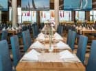 Wnętrza restauracji są przestronne i posiadają morskie motywy