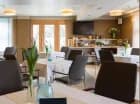 Hotelowa restauracja ma jasne eleganckie wnętrze