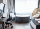 Apartament executive wyróżnia jacuzzi w pokoju