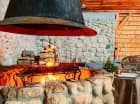 Na terenie kompleksu mieści się restauracja, drink bar i chata grillowa