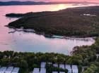 Crvena Luka Resort**** jest położony w zatoce bezpośrednio nad Adriatykiem