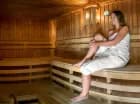 Strefa wellness oferuje basen z przeciwprądem, jacuzzi i saunę parową