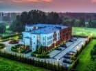 Butikowy hotel pod Warszawą z dużym terenem zielonym w spokojnej okolicy