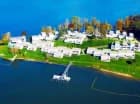 Wody jeziora otaczają resort i umożliwiają uprawianie sportów wodnych