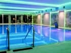Są tu duże baseny wewnętrzne ze stanowiskiami do hydromasażu