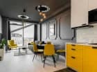 W każdym apartamencie jest aneks kuchenny z płytą indukcyjną, lodówko-zamrażarką
