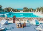 W resorcie znajduje się zewnętrzny basen, obok niego główna restauracja