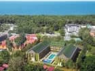 Nowoczesny apartamentowiec z zewnętrznym basenem mieści się 400 m od morza