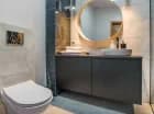 Każdy apartament posiada własną łazienkę z kabiną prysznicową