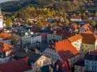 To zabytkowe centrum otoczonego lasami i górami sudeckiego kurortu