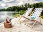 Na plaży i pomoście można wypoczywać i opalać się na dostępnych leżakach