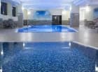Do wypoczynku w wodzie zachęcają tam basen, jacuzzi i brodzik dla dzieci